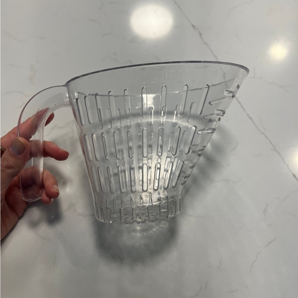 The Pampered Chef Strainer / measuring